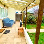 2 Bed Studio-Free Parking-Pet Friendly-Garden