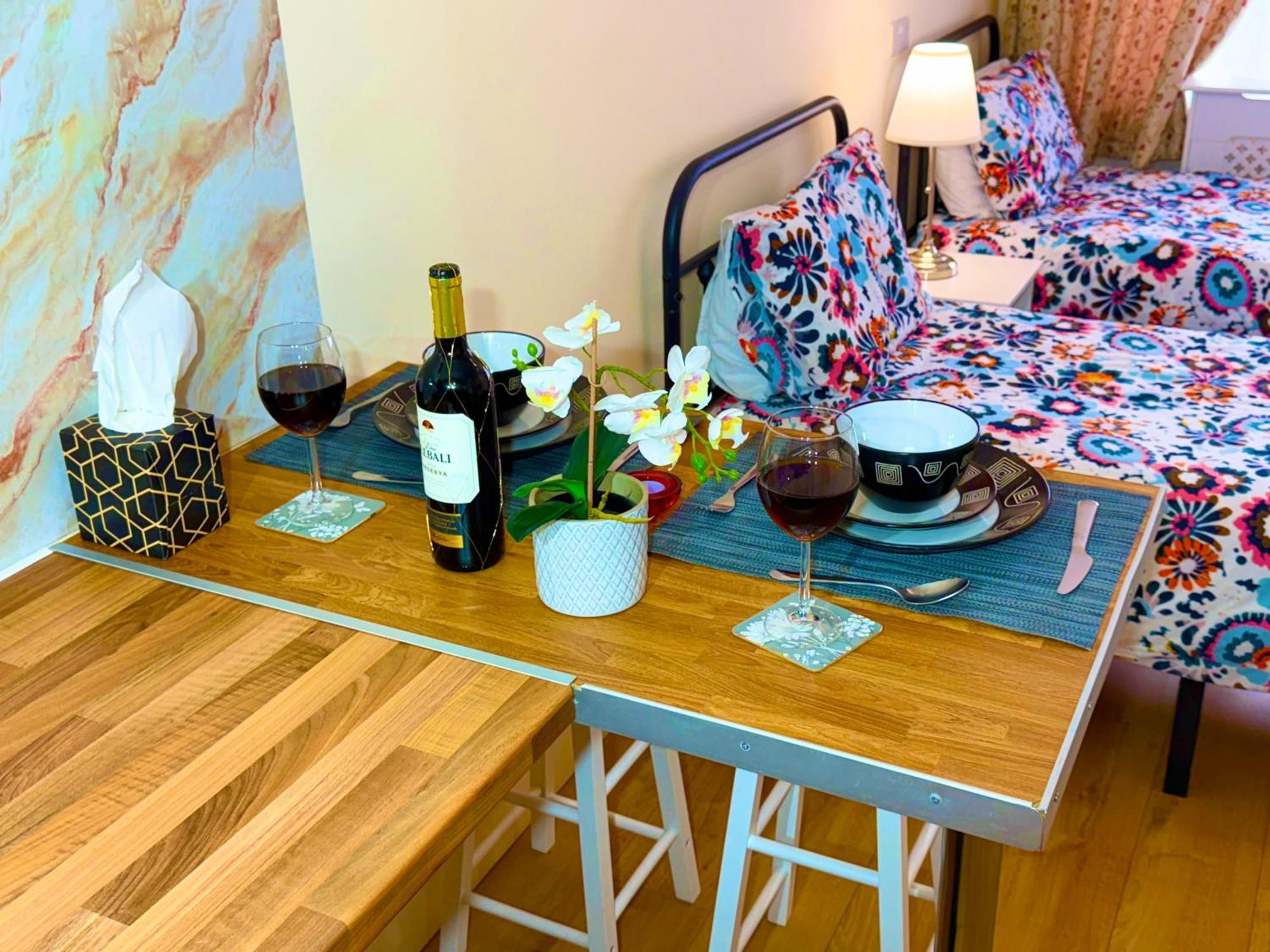 2 Bed Studio-free Parking-pet Friendly-garden Appartamento