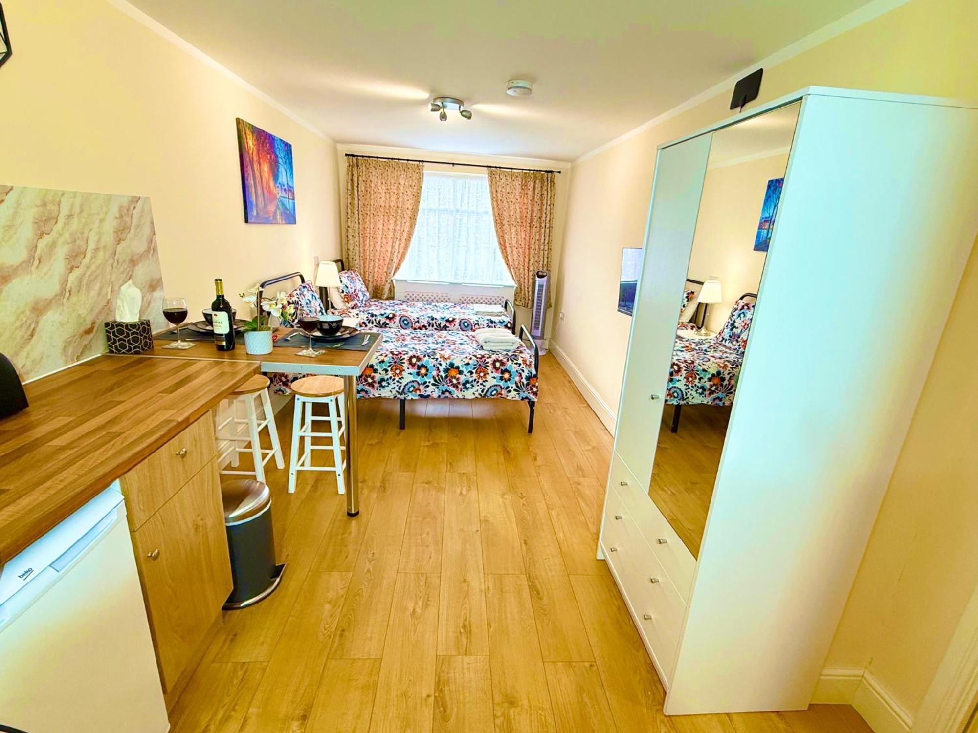 2 Bed Studio-free Parking-pet Friendly-garden Appartamento