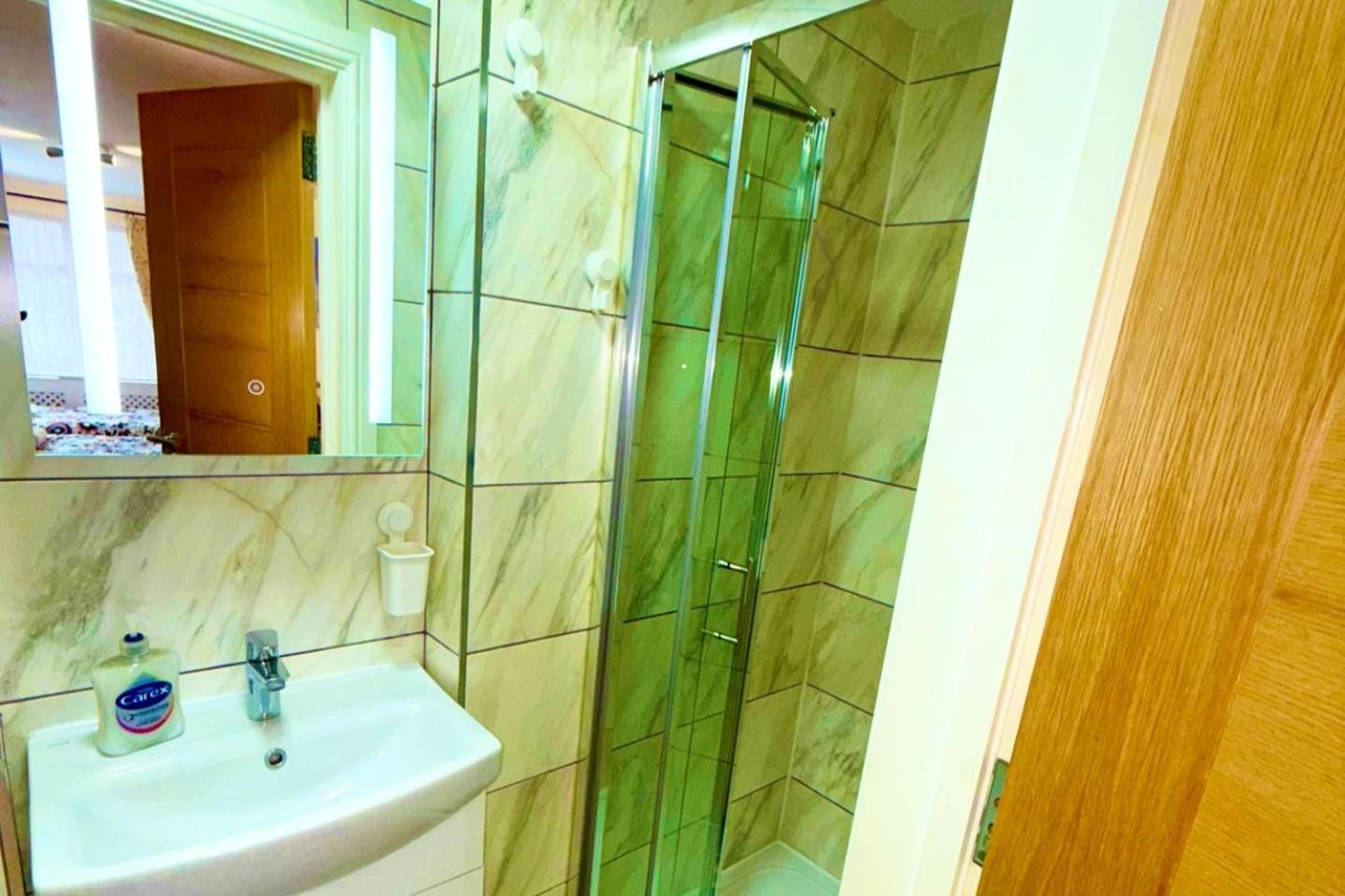 2 Bed Studio-free Parking-pet Friendly-garden