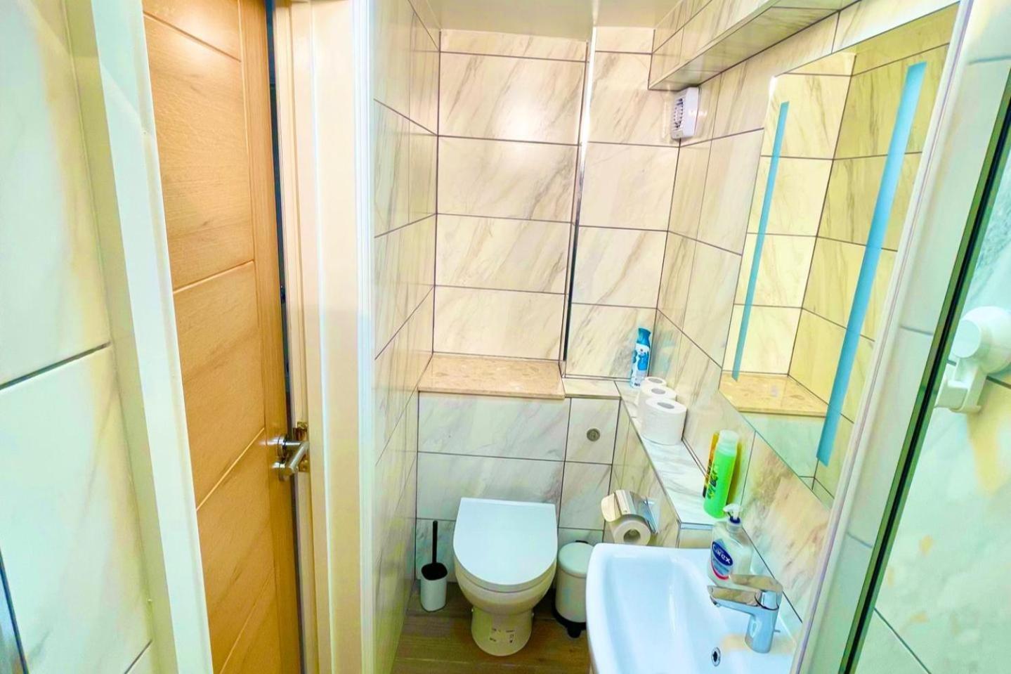 2 Bed Studio-free Parking-pet Friendly-garden *